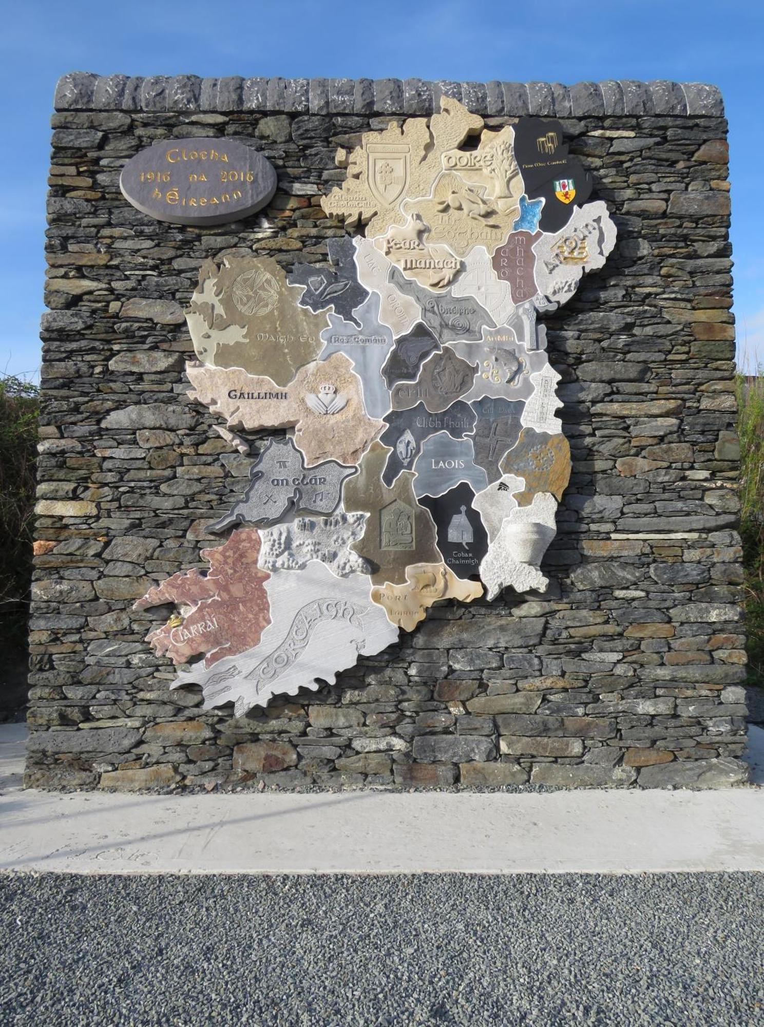 John Eoinin's Bar And Hotel Glencolumbkille