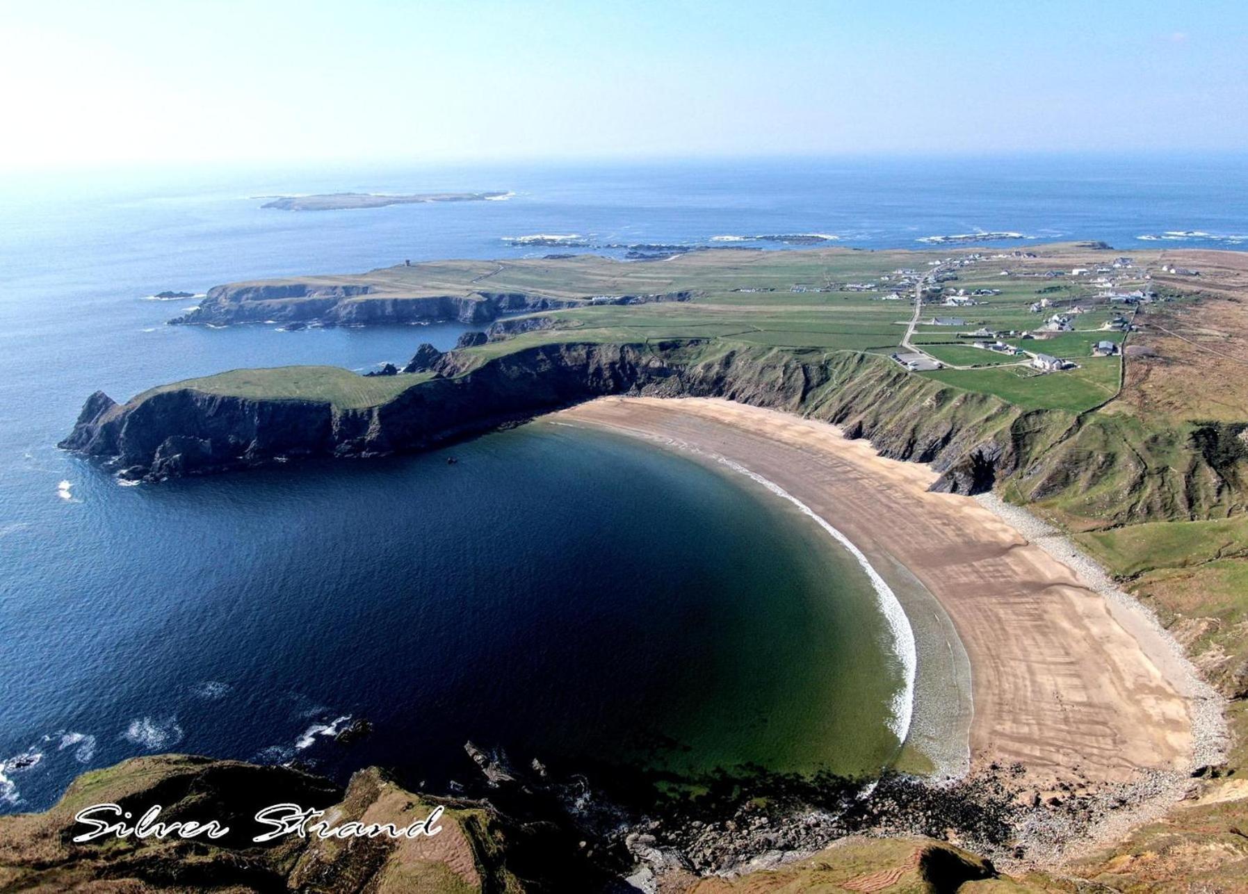 John Eoinin's Bar And Hotel Glencolumbkille
